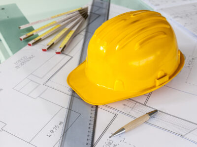 Progetto, caschetto, riga e matite